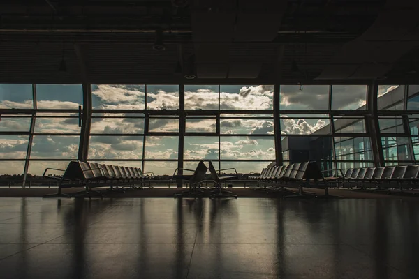Vue en angle bas des rangées de chaises dans le hall d'attente de l'aéroport de Copenhague, Danemark — Photo de stock