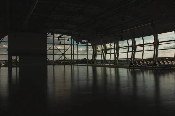 Пустой зал ожидания в аэропорту Копенгагена, Дания — стоковое фото