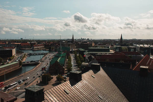 Vista de alto ángulo de los edificios y la carretera cerca del canal con cielo nublado en el fondo en Copenhague, Dinamarca - foto de stock