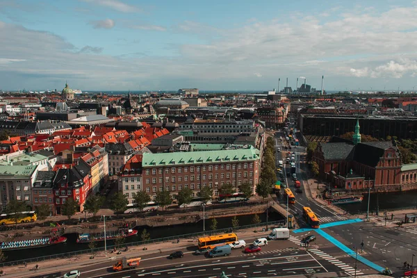 Высокоугольный вид на здания и дорогу в городе Копли с облачным небом на заднем плане, Дания — стоковое фото