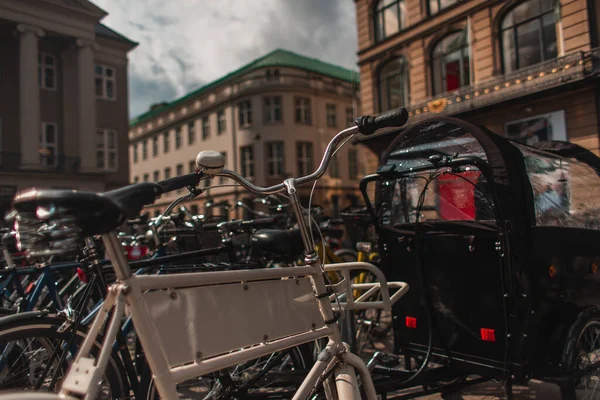 Foco seletivo de bicicletas na rua urbana com edifícios em segundo plano em Copenhague, Dinamarca — Fotografia de Stock