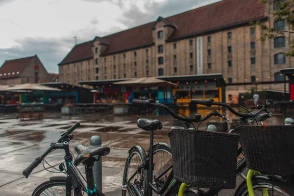 Selective focus of bicycles on urban street during rain in Copenhagen, Denmark — Stock Photo