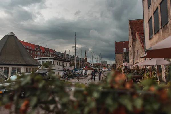 COPENHAGEN, DINAMARCA - 30 DE ABRIL DE 2020: Enfoque selectivo de la calle urbana con el cielo nublado al fondo - foto de stock