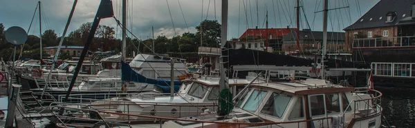 Imagen horizontal de yates atracados en puerto con cielo nublado al fondo en Copenhague, Dinamarca — Stock Photo