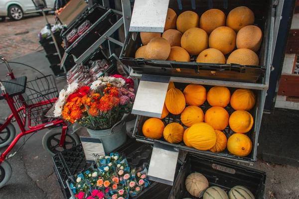 Melones y ramos de flores en escaparate de la tienda en urban street en Copenhague, Dinamarca - foto de stock