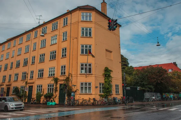 Міська вулиця з дорогами та велосипедами біля фасаду будівлі та хмарного неба на задньому плані, Копенгаген, Данія. — стокове фото
