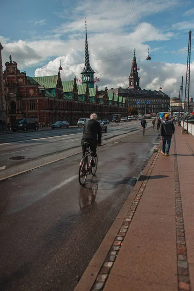 Persone sulla strada urbana con Christiansborg Palace sullo sfondo a Copenaghen, Danimarca — Foto stock