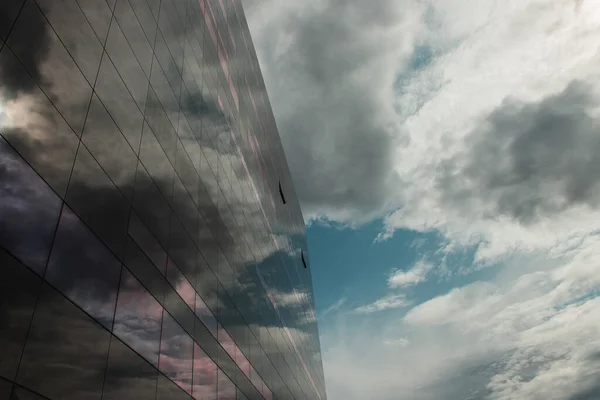 COPENHAGUE, DANEMARK - 30 AVRIL 2020 : Vue en angle bas de la façade en verre de la bibliothèque royale Black Diamond avec un ciel nuageux à l'arrière-plan, Copenhague, Danemark — Photo de stock