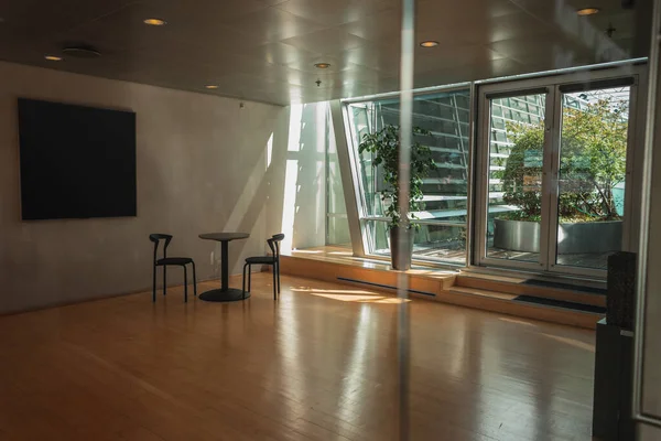 Interior do quarto com luz solar e plantas no terraço — Fotografia de Stock