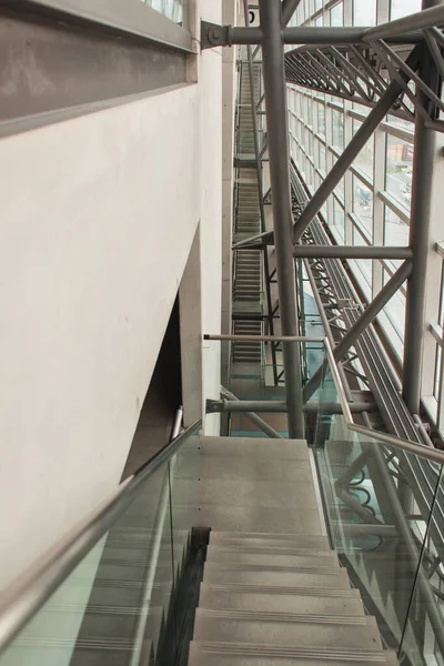 COPENHAGUE, DANEMARK - 30 AVRIL 2020 : Escaliers avec balustrade à la bibliothèque royale Black Diamond, Copenhague, Danemark — Photo de stock