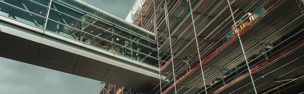 Orientation panoramique de la construction du bâtiment avec couloir en verre et ciel nuageux en arrière-plan, Copenhague, Danemark — Photo de stock