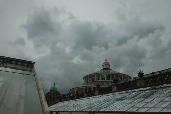 Fachada del Jardín Botánico de la Universidad de Copenhague con cielo nublado al fondo, Dinamarca - foto de stock