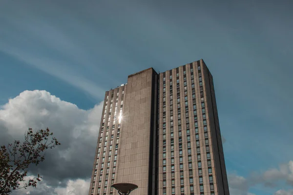 Vista ad angolo basso esterno dell'edificio e cielo blu con nuvole sullo sfondo, Copenaghen, Danimarca — Foto stock