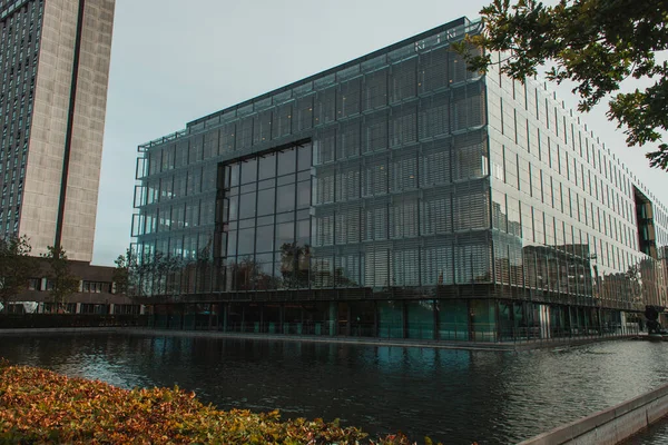 Edifícios perto do canal com céu azul no fundo, Copenhaga, Dinamarca — Fotografia de Stock