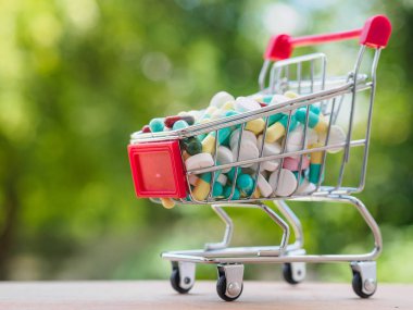 bokeh arka plan üzerinde alışveriş arabası hap ve kapsül ile tıp dolu. Sağlıklı ve sağlık kavramı.