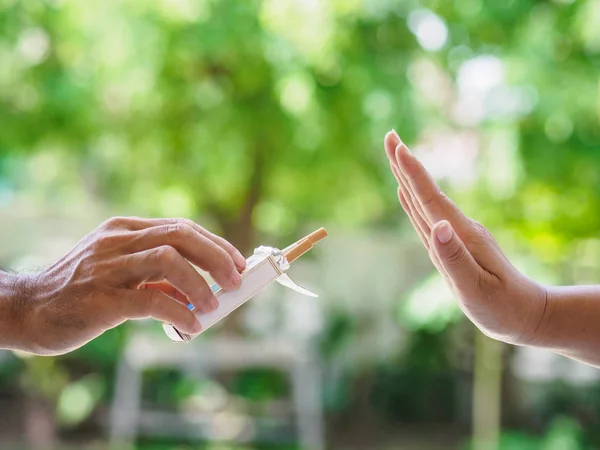 Niente Fumo Primo Piano Delle Mani Maschili Che Tengono Sigarette — Foto Stock
