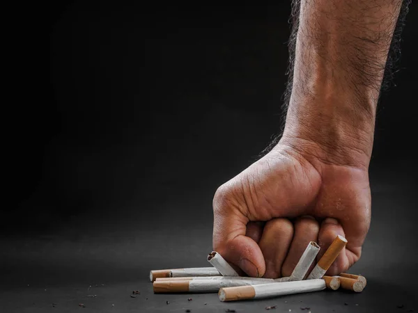 Mann Schlägt Und Zerstört Zigaretten Auf Schwarzem Hintergrund Raucherentwöhnung Welt — Stockfoto