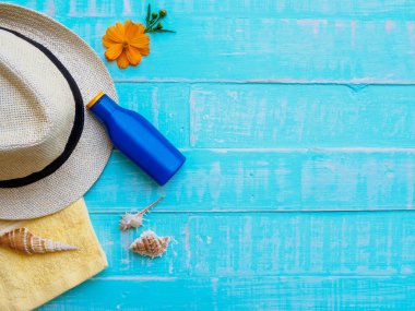 Yaz konsepti. Yaz aksesuarları ve deniz kabukları ahşap arka plan üzerinde.