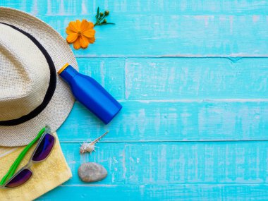 Yaz konsepti. Yaz aksesuarları ve deniz kabukları ahşap arka plan üzerinde.