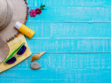 Yaz konsepti. Yaz aksesuarları ve deniz kabukları ahşap arka plan üzerinde.