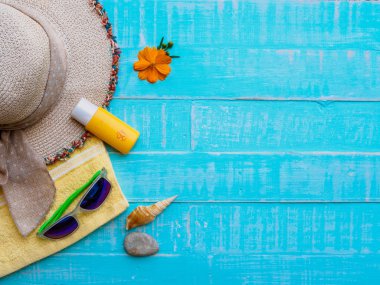 Yaz konsepti. Yaz aksesuarları ve deniz kabukları ahşap arka plan üzerinde.