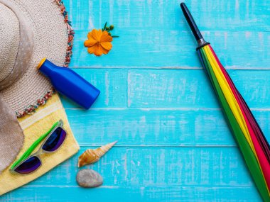 Yaz konsepti. Yaz aksesuarları ve deniz kabukları ahşap arka plan üzerinde.