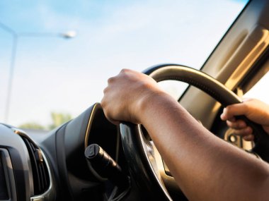 Direksiyon ve yol arka plan holding adam eller. Kavram sürüş