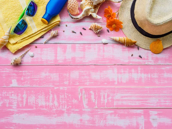 Concepto Verano Accesorios Verano Conchas Marinas Sobre Fondo Madera — Foto de Stock