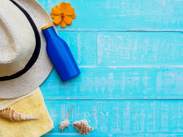 Concepto Verano Accesorios Verano Conchas Marinas Sobre Fondo Madera — Foto de Stock