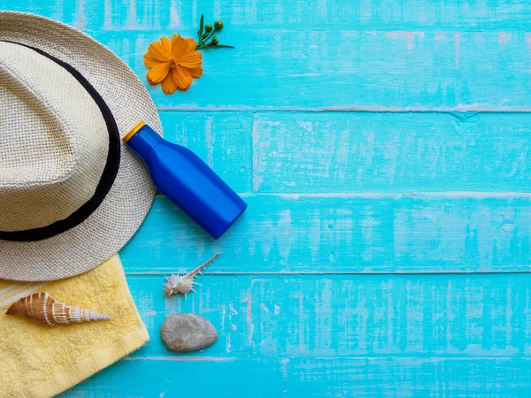 Concepto Verano Accesorios Verano Conchas Marinas Sobre Fondo Madera — Foto de Stock