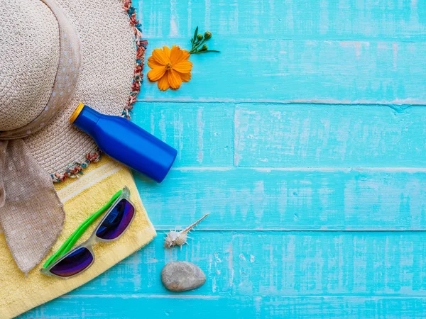 Concepto Verano Accesorios Verano Conchas Marinas Sobre Fondo Madera — Foto de Stock