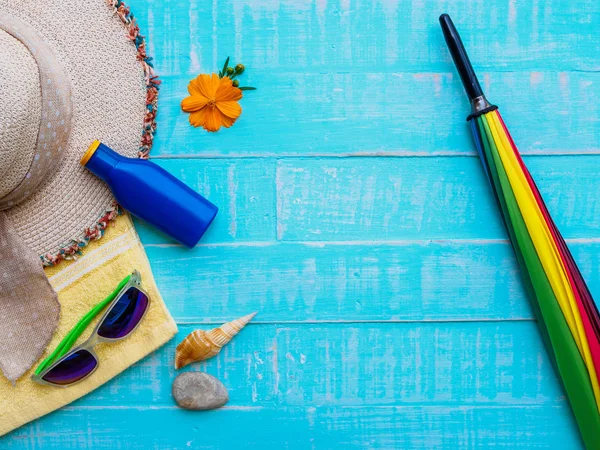 Yaz konsepti. Yaz aksesuarları ve deniz kabukları ahşap arka plan üzerinde.