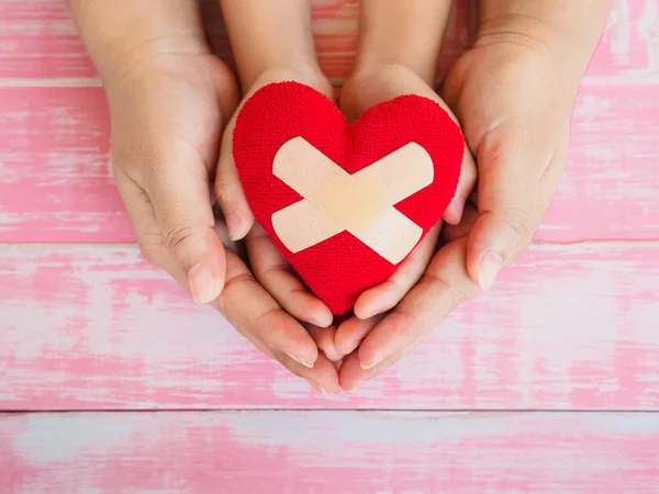 Manos Adultos Niños Sosteniendo Corazón Rojo Atención Médica Amor Donación — Foto de Stock