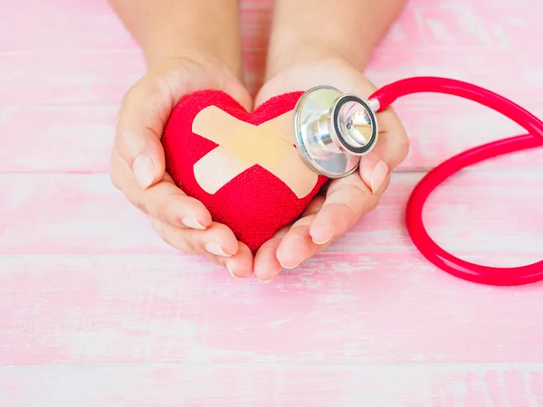 Salute Medicina Amore Concetto San Valentino Cuore Rosso Una Mano — Foto Stock