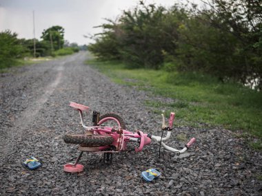 Çocuk bikecycle ve ayakkabı taş yolda. kayıp çocuk kavramı. Uluslararası kayıp çocuklar günü.