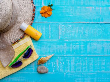 Yaz konsepti. Yaz aksesuarları ve deniz kabukları ahşap arka plan üzerinde.