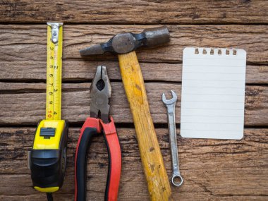 Sanayi araçları ve kağıt ahşap bir masa üzerinde arka plan doku. İşçi Bayramı kavramı.