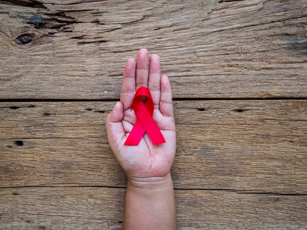 Concetto Assistenza Sanitaria Medicina Mani Femminili Che Tengono Nastro Rosso — Foto Stock