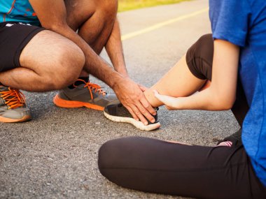 Ayak bileği burkuldu. Genç kadın egzersiz ve çalışan ve o bileğini dokunmadan adamdan yardım alma sırasında bir bilek yaralanma acı. Sağlık ve spor kavramı.