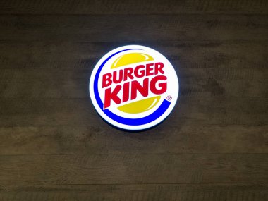 Muang, Nakhonratchasima / Tayland - 27 Nisan 2018: Burgerking logo üstünde belgili tanımlık duvar