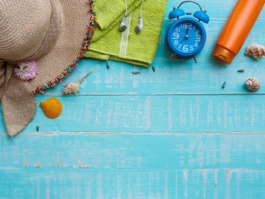 Plaj aksesuarları, Güneş kremi de dahil olmak üzere Mavi şapka beach, kabuk ve retro kamera önünde parlak pastel ahşap arka plan için yaz tatil ve tatil kavramı.