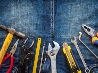 ahşap blok Takvim 1 Mayıs ve Sanayi araçlar jean doku arka plan üzerinde. İşçi Bayramı kavramı.