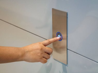 parmak button.woman Asansör düğmesine basarak yukarı ve aşağı Asansör düğmesine basar. parmak Asansör düğmesine basar. lifestyleconcept.