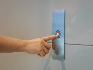 parmak button.woman Asansör düğmesine basarak yukarı ve aşağı Asansör düğmesine basar. parmak Asansör düğmesine basar. lifestyleconcept.