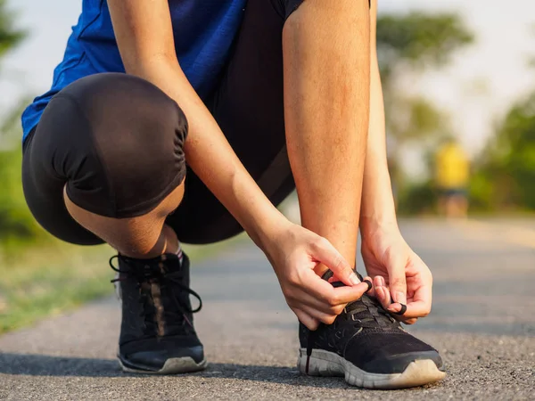 Manos Mujer Atando Cordones Zapatillas Antes Practicar Corredor Preparándose Para — Foto de Stock