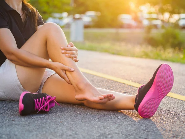 Correr Lesión Pierna Accidente Deporte Mujer Corredor Herido Sosteniendo Doloroso — Foto de Stock