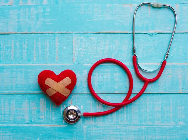 Kırmızı Kalp Stetoskop Mavi Parlak Ahşap Arka Plan Üzerinde Sağlık — Stok fotoğraf