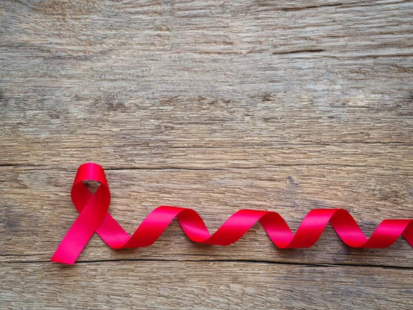Fita Vermelha Aids Fundo Madeira Para Dia Mundial Das Ajudas — Fotografia de Stock