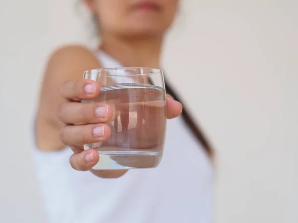 Ein Glas Sauberes Mineralwasser Frauenhänden Konzept Des Umweltschutzes Gesundes Getränk — Stockfoto