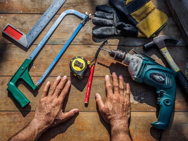 Carpenter'ın çalışma araçları üzerinde ahşap bir masa. Meslek, doğrama, doğrama ve insanlar kavramı.